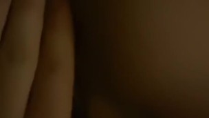 ATRAPO A MI VECINA TOCANDOSE Y LA AYUDO A GEMIR MAS FUERTE