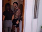 MI VECINA VIENE POR UNA DUCHA, Y LO QUE LE DOY ES CHORROS DE SEMEN A SU VAGINA 1/16