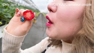 ノーパン散歩♡可愛い彼女といちご狩りデートでハメ撮りSEX！素人/カップル/個人撮影/美少女/中出し/パイパン/スタイル抜群/色白美乳/露出/顔出し/英語字幕