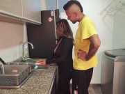 Molesto a mi hermanastra cuando esta lavando la loza y cuando la limpio le cojo sus enormes tetas 1/16