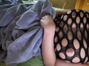 化粧水ボトルがズブズブ…。実は他人の家に宿泊しているんです。寂しい一人の朝にする内緒の行為。指入れだけじゃ物足りなくて、異物挿入オナニー。（日本人、素人、個人撮影） 4/16