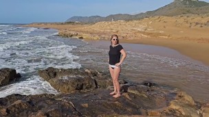 MILF buscando conchas en las rocas y yo encuentro su concha bajo la toalla.