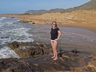 MILF buscando conchas en las rocas y yo encuentro su concha bajo la toalla.