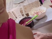 CHAMEI MINHA AMIGA PRA COMER PIPOCA, FAZER BRIGADEIRO E ACABAMOS SE LAMBUZANDO E SE CHUPANDO GOSTOSO