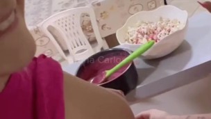CHAMEI MINHA AMIGA PRA COMER PIPOCA, FAZER BRIGADEIRO E ACABAMOS SE LAMBUZANDO E SE CHUPANDO GOSTOSO
