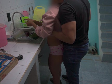 🥵 Amigo de mi hijo me encuentra en la cocina, jala a un lado mis bragas y me la mete duro