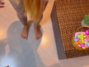 Coelhinha foi a procura de ovos com uma cesta na mão e um sorriso no rosto, porém terminou…. 3/16