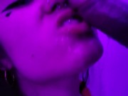 Hermosa colegiala DherlyDoll me hace una deliciosa mamada Deepthroat y sloppy ¡Corrida en su boca!