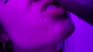 Hermosa colegiala DherlyDoll me hace una deliciosa mamada Deepthroat y sloppy ¡Corrida en su boca!