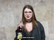 Я встретил студентку в супермаркете и трахнул ее, кончив ей на лицо 2/16