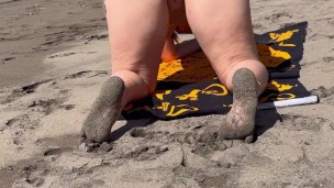 LittleFeet Plays With Her Hole On The Public Beach😈🥵