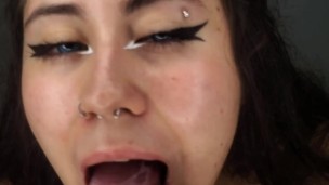 Juego con mi deliciosa lengua en su polla hasta que se venga