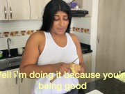 Madrastra intenta hacer desayuno y termina comiéndose la polla de su hijastro 1/16