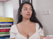 Ersties - Olivia E vergnügt sich mit einem großen Dildo bei ihrem ersten Pornodreh 14/16