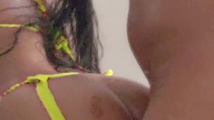 El hermano de mi novio me folla el culo y me da toda su leche en mi boca escondidos en el baño