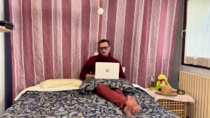 La domestica porca vuole succhiare il cazzo del suo capo-dialoghi italiano