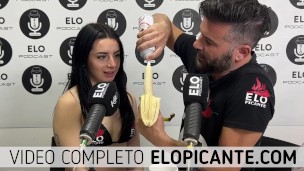 ALMENDRA CHUPA LA BANANA COMO UNA PIJA