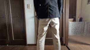 A man who likes to show off is masturbating in front of the camera today as well.