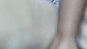 Dildo gigante follando coño pequeño