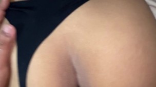 Pareja real hablando sucio mientras follan termina con una corrida dentro de él coño 