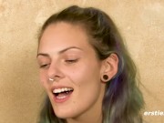 Ersties - 24-jährige Josie masturbiert mit Vibrator und Fingern 5/16