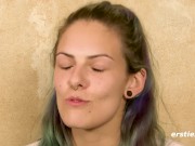 Ersties - 24-jährige Josie masturbiert mit Vibrator und Fingern 6/16