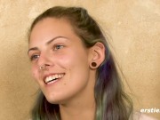 Ersties - 24-jährige Josie masturbiert mit Vibrator und Fingern 8/16