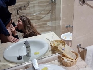 pareja se graba en baño de un hotel
