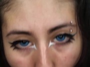 Putita latina haciendo rebotar su gran culo en mi polla dura