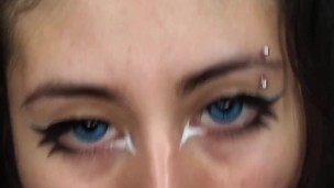 Putita latina haciendo rebotar su gran culo en mi polla dura