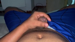 Hombre gime y alcanza el orgasmo ruidoso