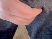Harter Penis in seiner Hose voller Precum, nach Streicheln cums die volle Last in der Hose