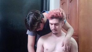Hetero se deja desnudar y adorar mientras corto su pelo
