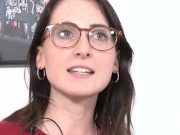 Ersties - 20-jährige Lia aus Magdeburg fingert sich ihre rasierte Muschi 4/16