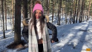 Девушка заблудилась в лесу и встретила лесника отблагодарив его сексом - Кремпай