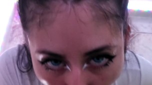 Muñequita Colombiana hace que me corra en sus pequeñas tetas ¡le encanta mi leche!