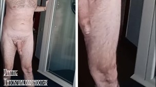 Vecino maduro sexy dotado pillado desnudo comprobando la puerta de su jardín...