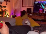 RAGAZZA FA UN POMPINO MENTRE LUI GIOCA ALLA PLAYSTATION E VIENE SCOPATA FORTISSIMO 2/16