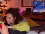 RAGAZZA FA UN POMPINO MENTRE LUI GIOCA ALLA PLAYSTATION E VIENE SCOPATA FORTISSIMO 7/16