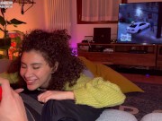 RAGAZZA FA UN POMPINO MENTRE LUI GIOCA ALLA PLAYSTATION E VIENE SCOPATA FORTISSIMO 8/16