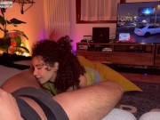 RAGAZZA FA UN POMPINO MENTRE LUI GIOCA ALLA PLAYSTATION E VIENE SCOPATA FORTISSIMO 9/16