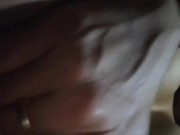 me masturbo en baño de un bar y  termino masturbándome en un taxi frente al chofer 14/16