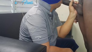 Otra mamada a enorme pene.