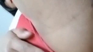 Chica latina se masturba con sus dedos y le envía el video a su vecino
