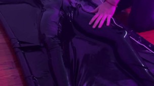 Me domina en una cama de látex