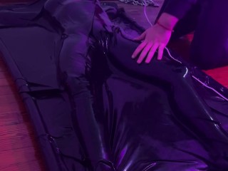 Me domina en una cama de látex