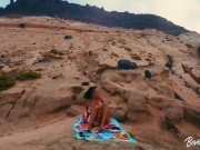 MILF in vacanza si masturba senza vergogna su una spiaggia pubblica e si scopa un turista 12/16