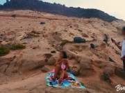 MILF in vacanza si masturba senza vergogna su una spiaggia pubblica e si scopa un turista 13/16