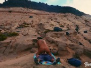 MILF in vacanza si masturba senza vergogna su una spiaggia pubblica e si scopa un turista 15/16