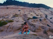 MILF in vacanza si masturba senza vergogna su una spiaggia pubblica e si scopa un turista